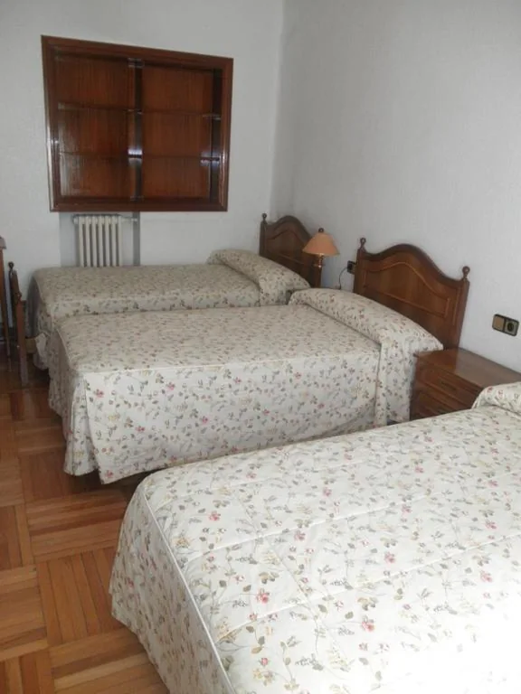 Doppelzimmer mit Zustellbett – 1 oder 2 Betten — Hostal Los Andes