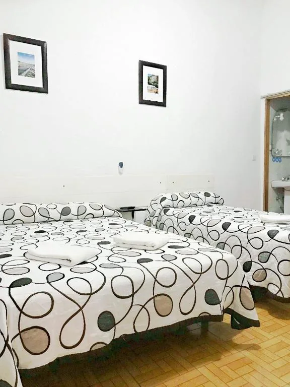 Doppelzimmer mit Zustellbett — Hostal Los Arcos