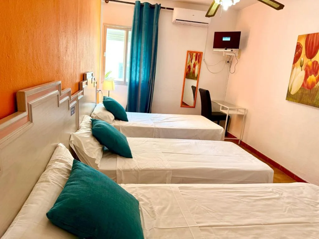 Habitación Triple Básica — Hostal Los Arcos Vejer