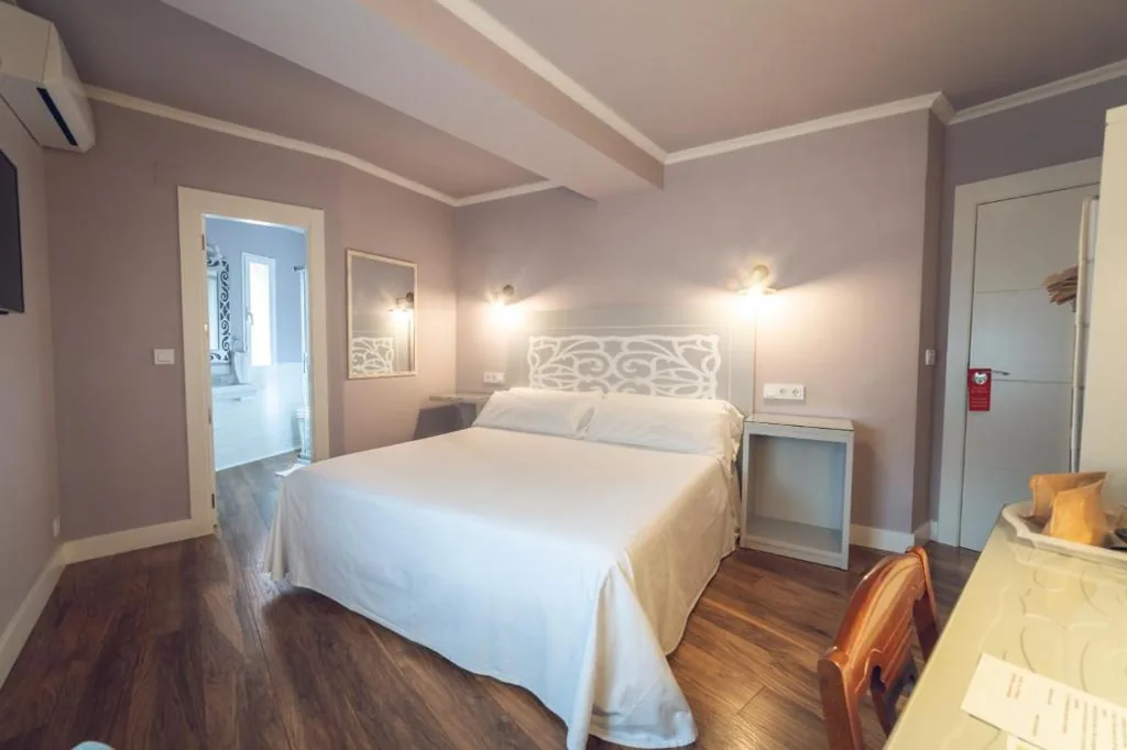 Superior Room with Extra-Large Bed — Hostal Los Castañuelos