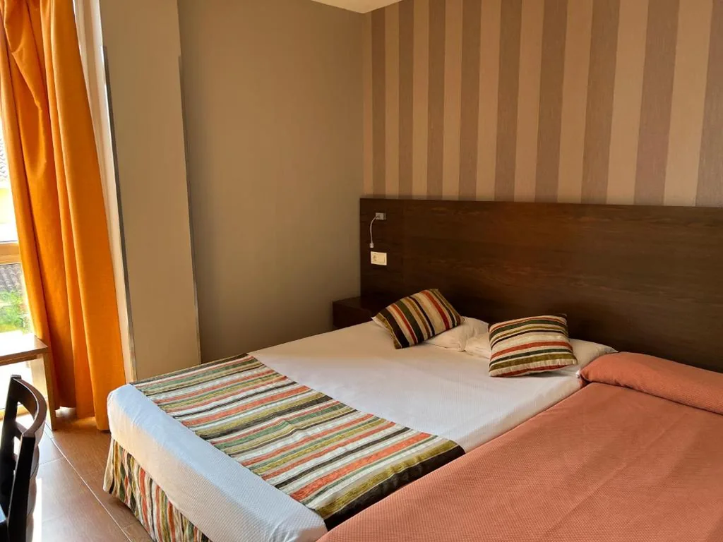 Quarto Duplo com cama extra — Hostal Los Coronales