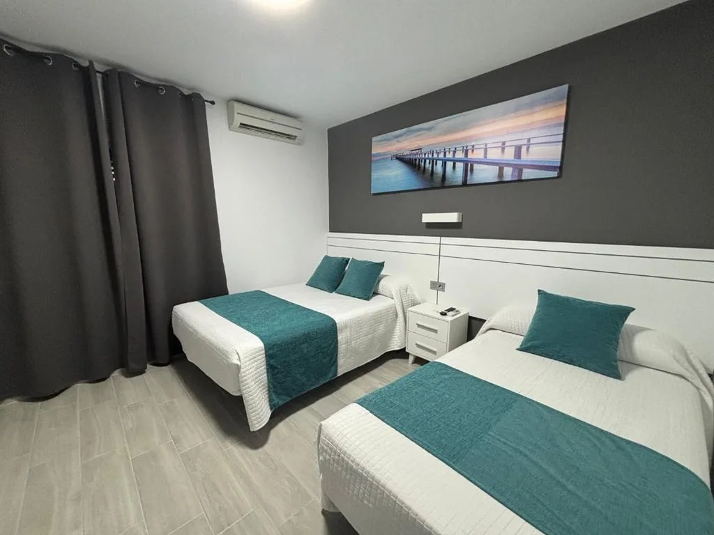 Dreibettzimmer mit Poolblick — Hostal Los Mellizos