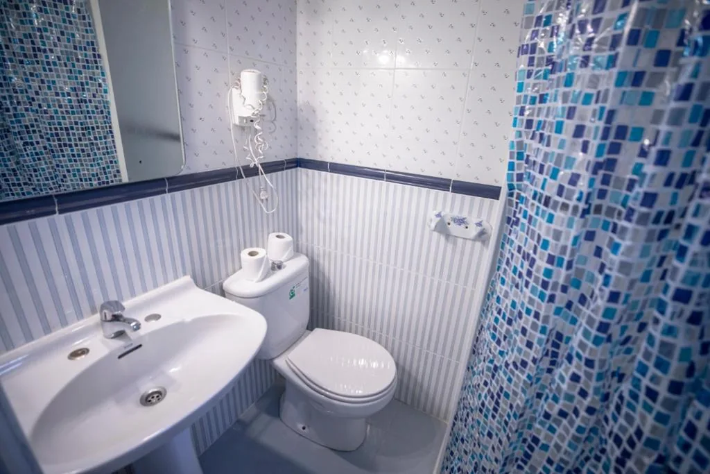 Quarto Duplo com casa de banho privativa - 2 camas — Hostal Los Perales