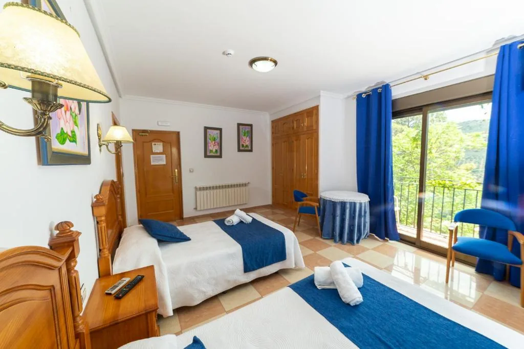 Habitación Doble con vistas al jardín — Hostal Los Rosales