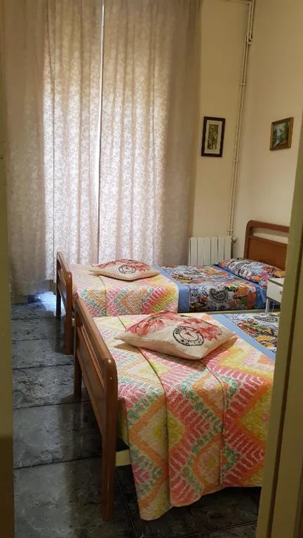 Quarto Duplo com casa de banho partilhada - 2 camas — Hostal Loyola