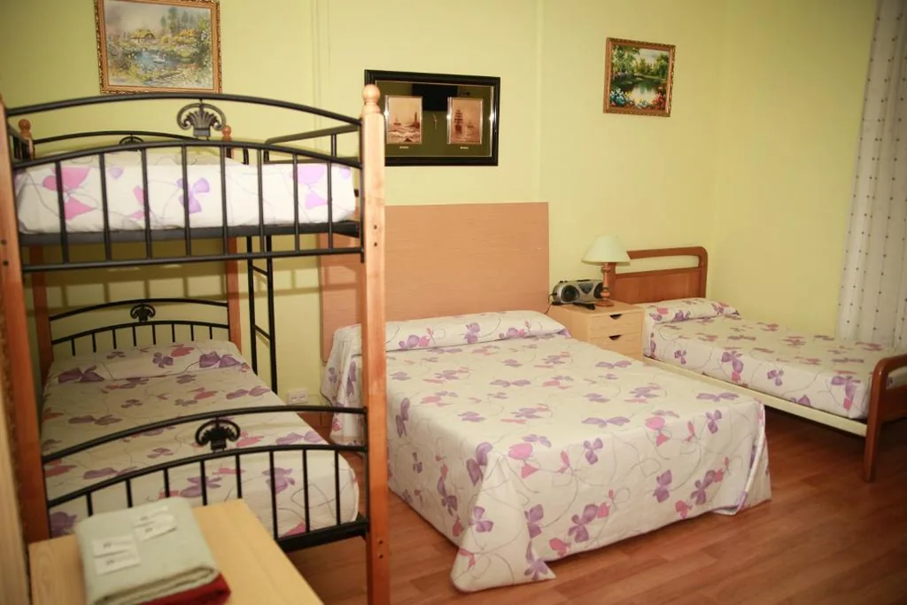 Quarto Familiar com casa de banho partilhada — Hostal Loyola
