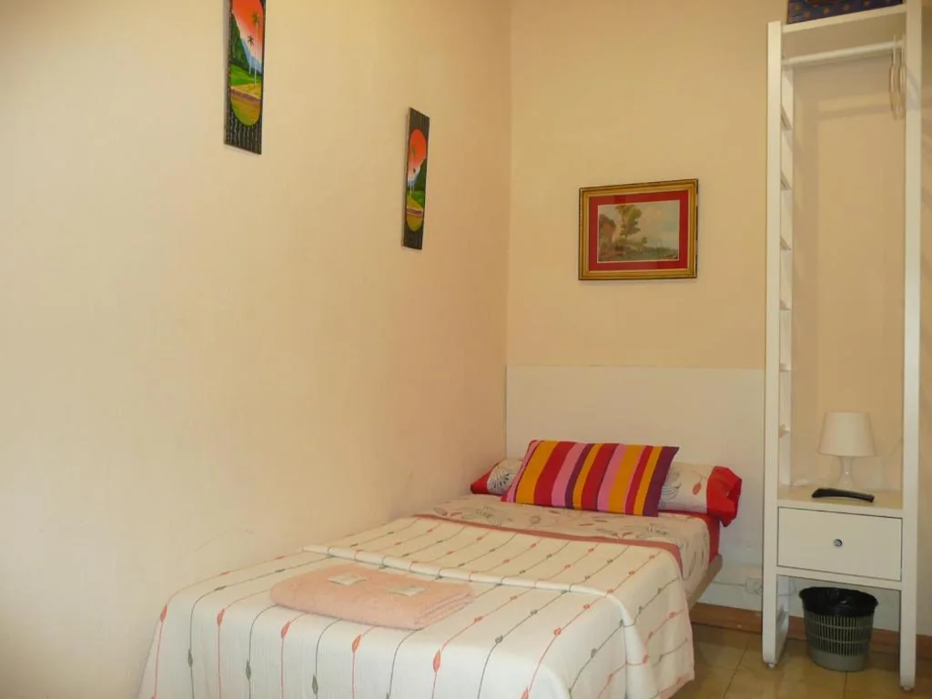 Quarto Individual com casa de banho partilhada (interior) — Hostal Loyola