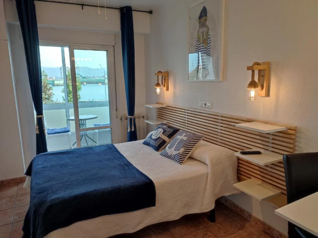 Camera matrimoniale con balcone — Hostal Lucy