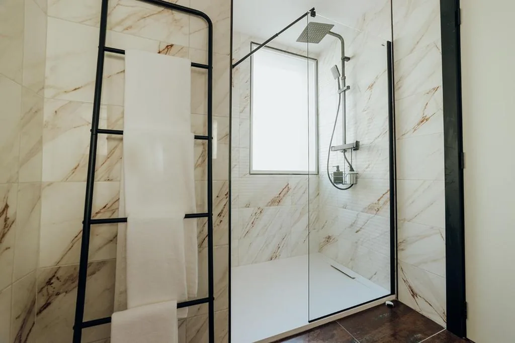 Habitación Doble con baño privado — HOSTAL LUXURY NIT I DIA