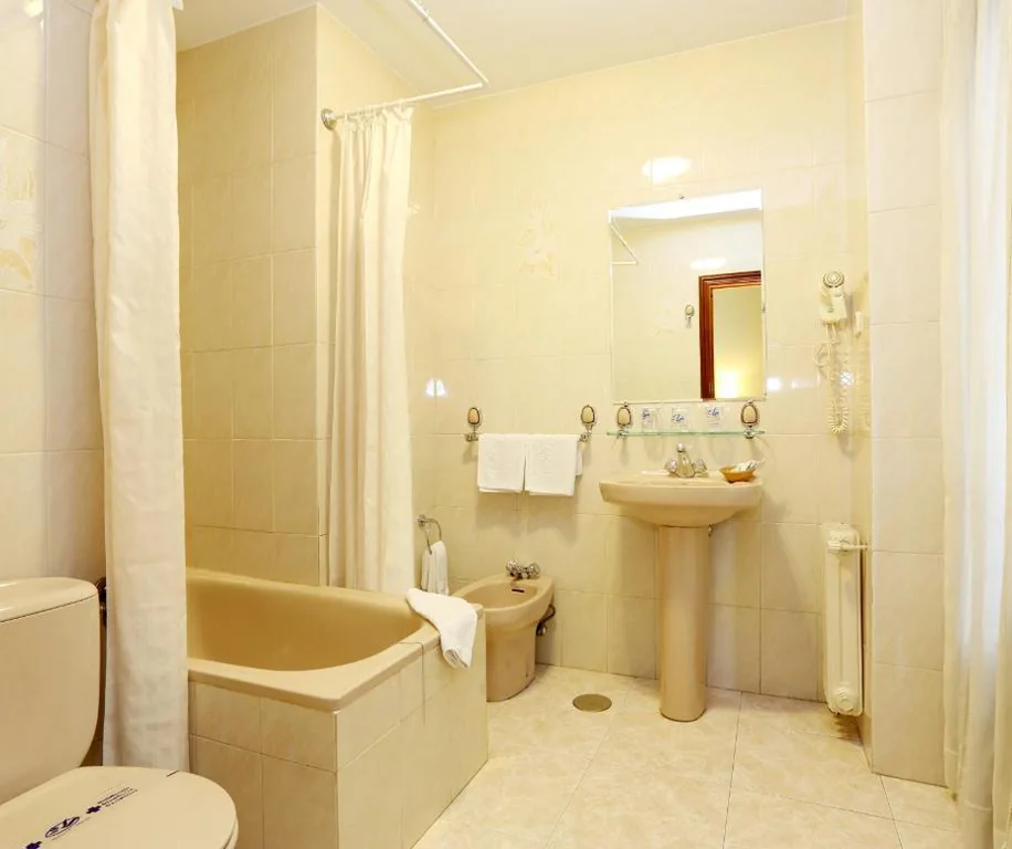 Camera tripla — Hostal Macarena
