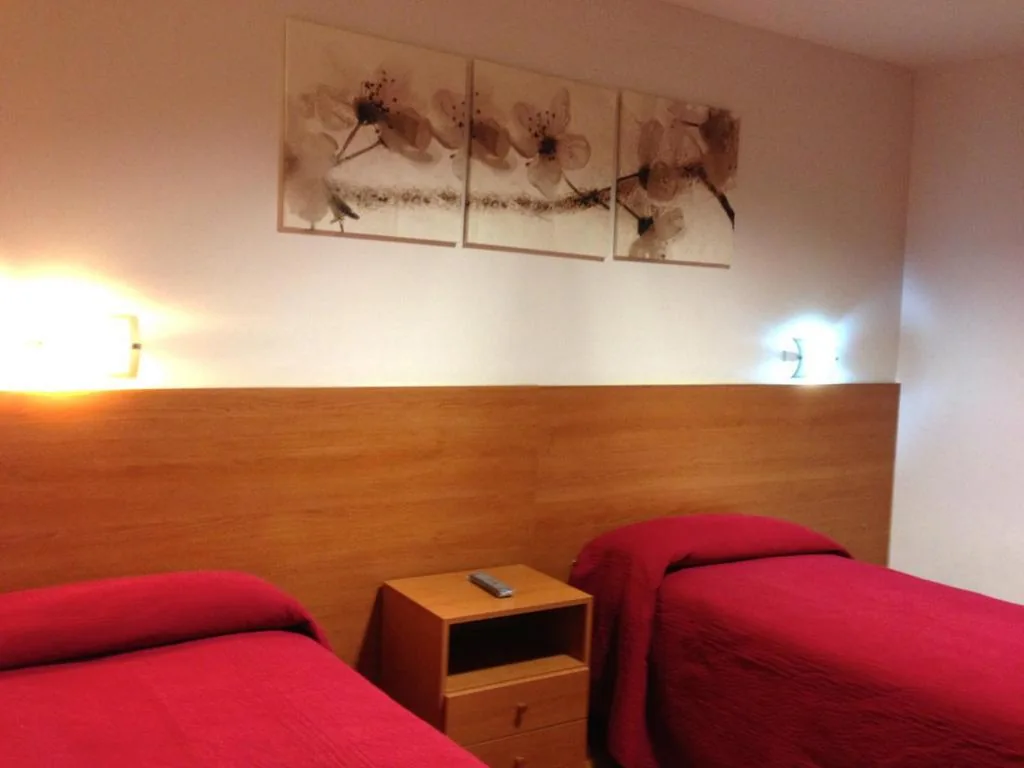 Habitación Doble con baño privado - 2 camas — Hostal Madrazo