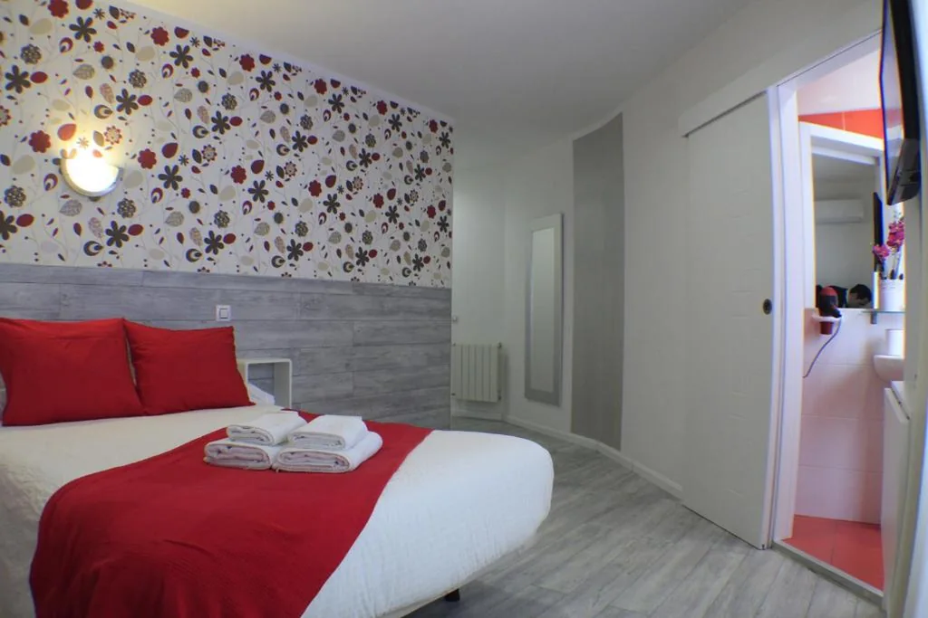 Habitación con cama grande — Hostal Madrid Sol