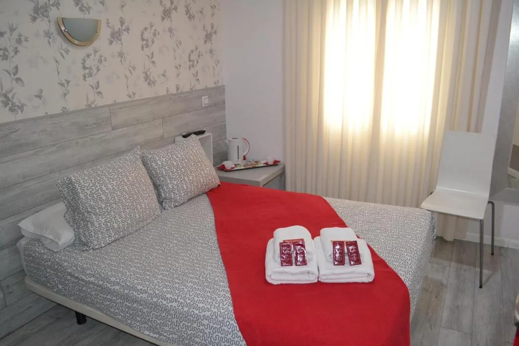 Habitación Doble Pequeña — Hostal Madrid Sol