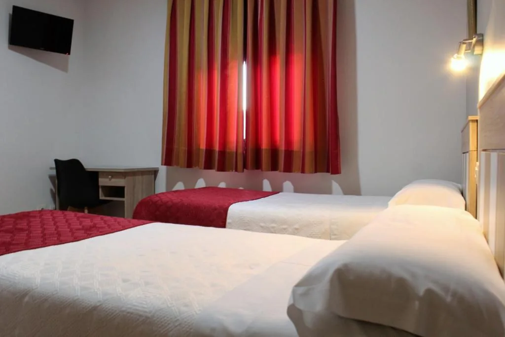 Habitación Doble ( 2 camas ) exterior — Hostal Madrid
