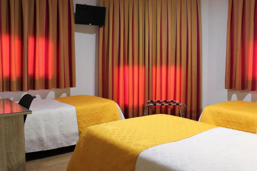 Habitación Doble con cama supletoria - 2 camas — Hostal Madrid