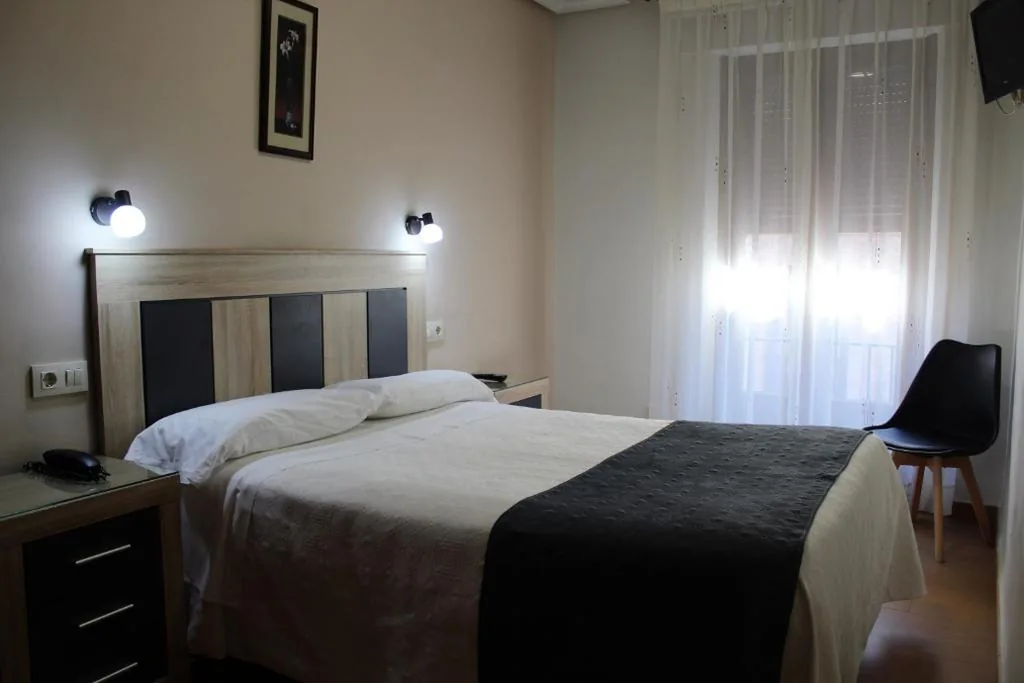 Habitación Doble Exterior — Hostal Madrid
