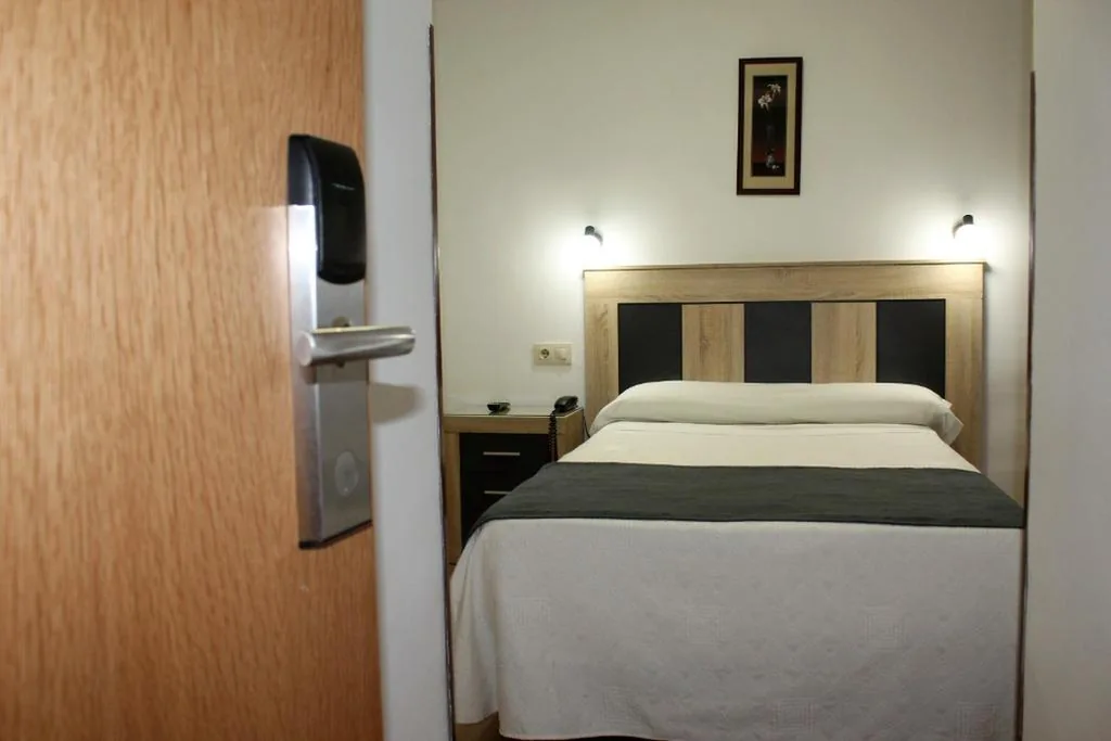 Habitación Individual - Interior — Hostal Madrid