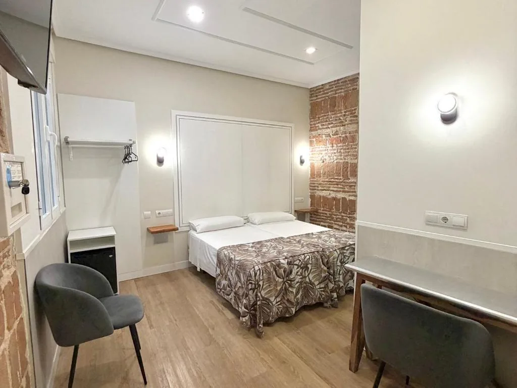 Habitación Doble con baño privado - 2 camas — Hostal Madrid
