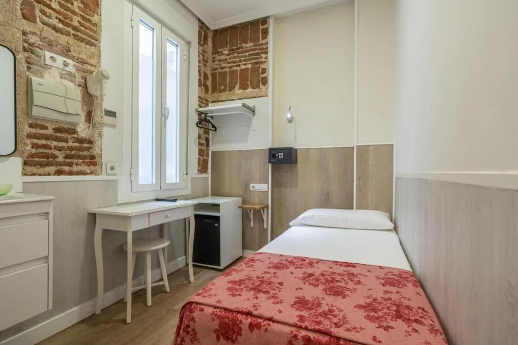Habitación Individual interior — Hostal Madrid