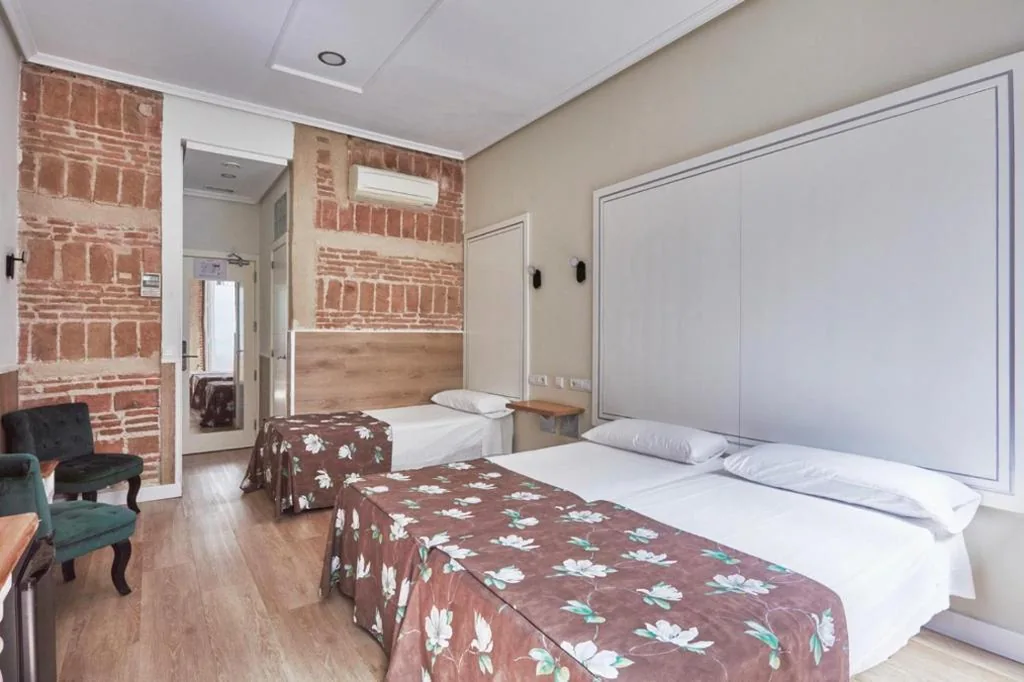Habitación Triple con vistas a la calle — Hostal Madrid