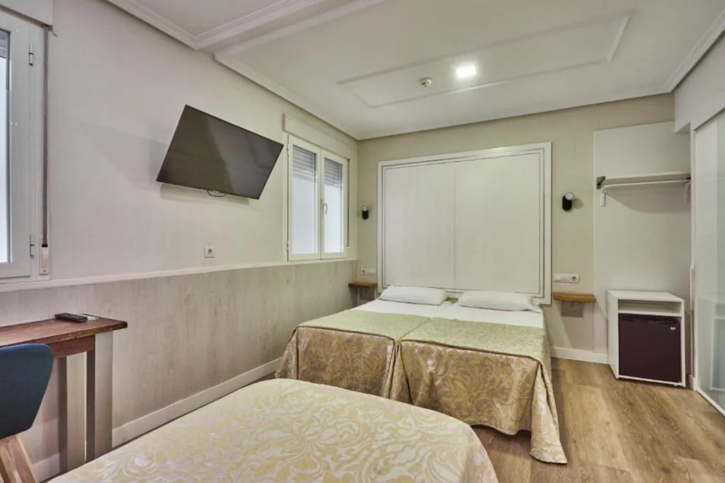 Habitación Triple Interior — Hostal Madrid