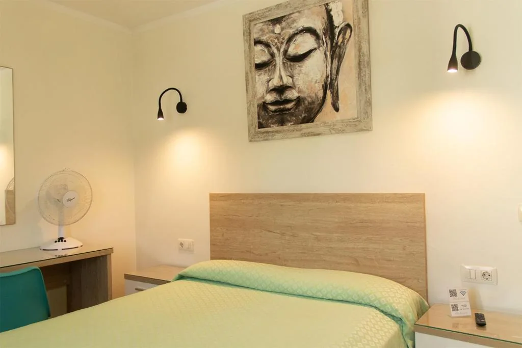 Doppelzimmer mit eigenem Bad – 1 oder 2 Betten — Hostal Magec