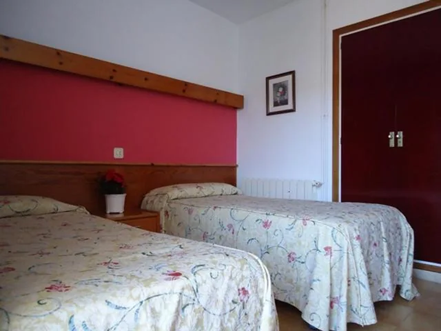 Camera doppia (2 adulti + 1 bambino) — Hostal Magnolia