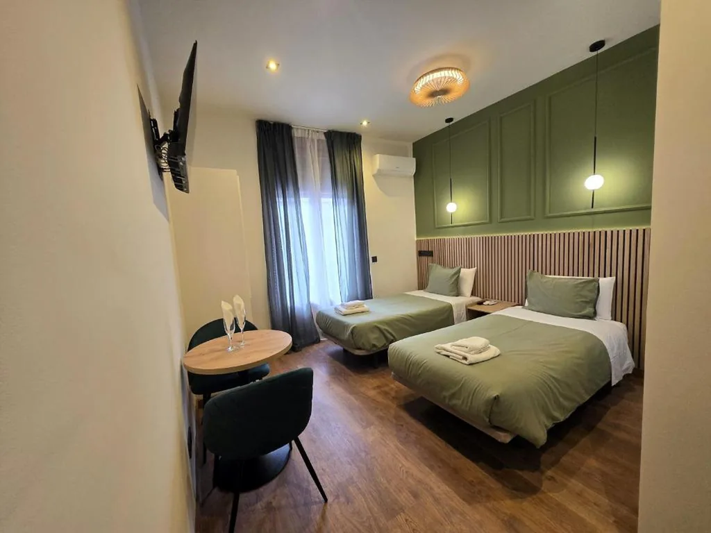 Superior-Doppelzimmer mit 2 Einzelbetten und Stadtblick — Hostal Main Street Madrid