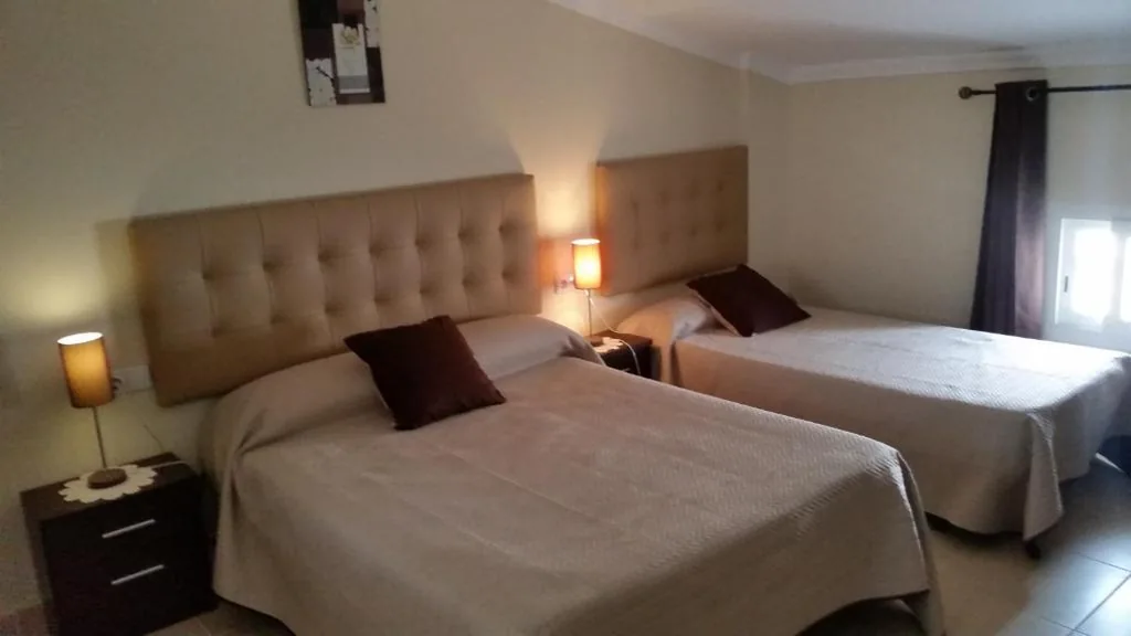 Habitación Triple — Hostal Málaga