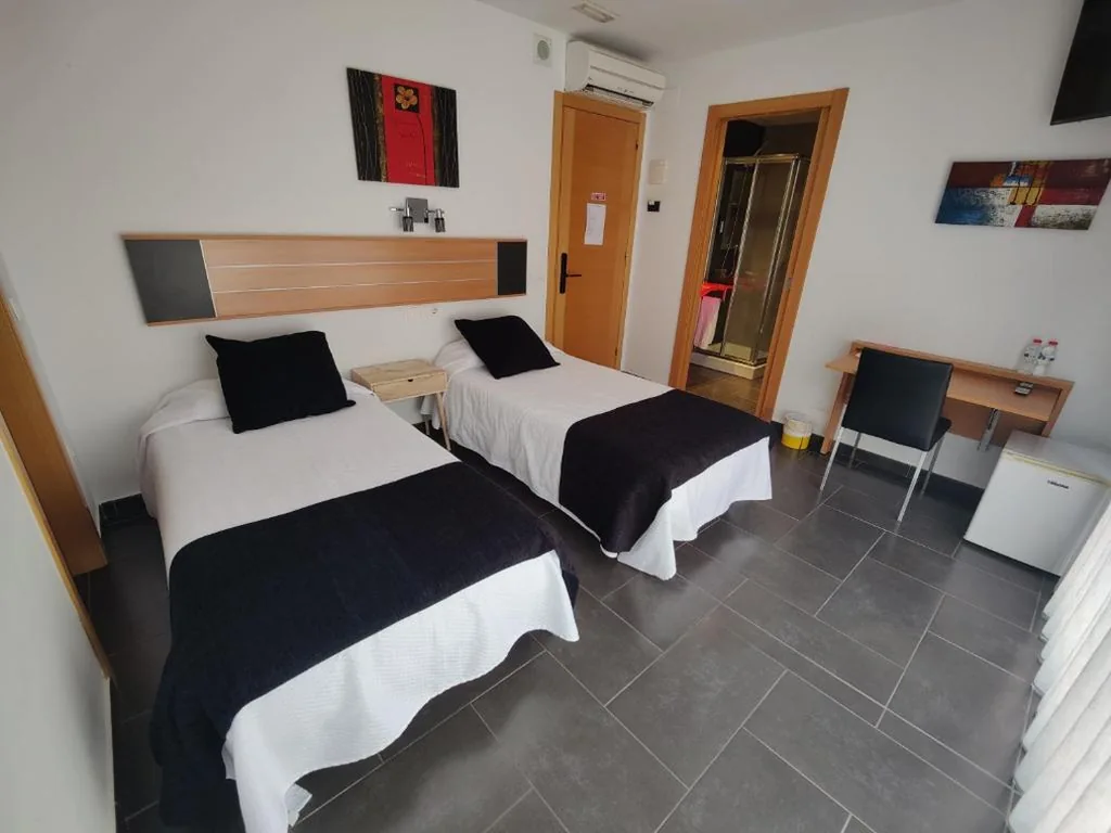 Doppelzimmer mit eigenem Bad – 2 Betten — Hostal Manel