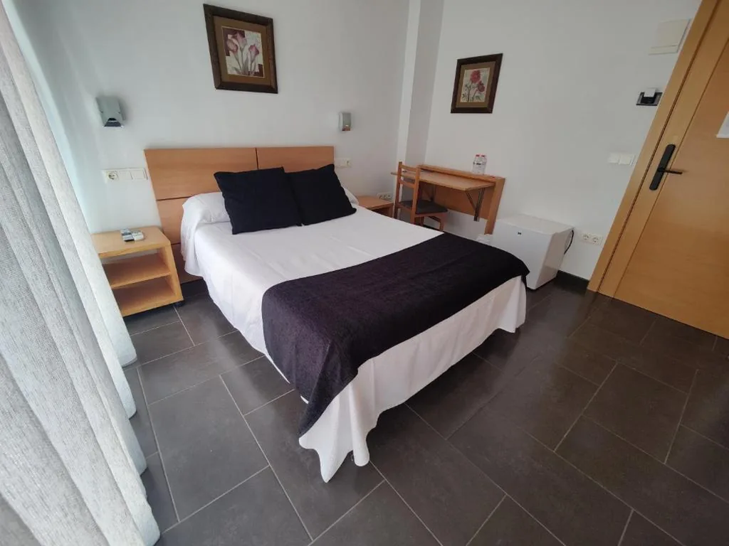Doppelzimmer mit eigenem Bad — Hostal Manel