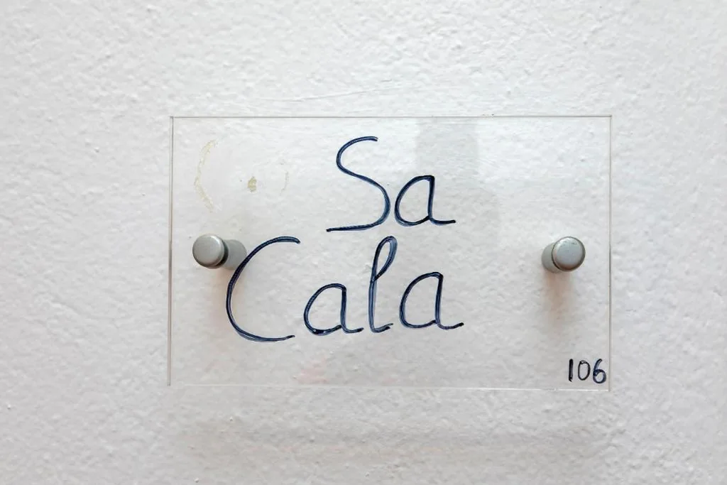 Chambre triple avec douche et vue sur la rue — Hostal Manolita