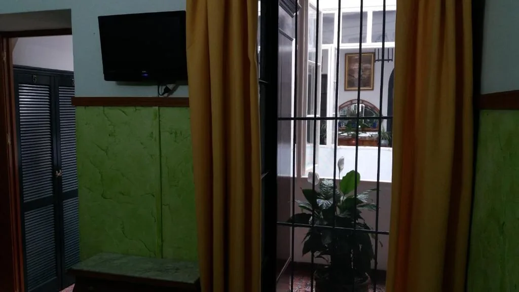 Doppelzimmer Economy mit Blick auf den Innenhof — Hostal Manolo