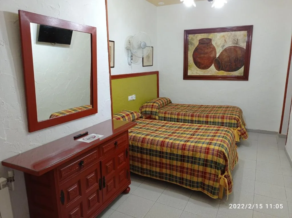 Doppelzimmer Standard mit Blick auf den Innenhof — Hostal Manolo