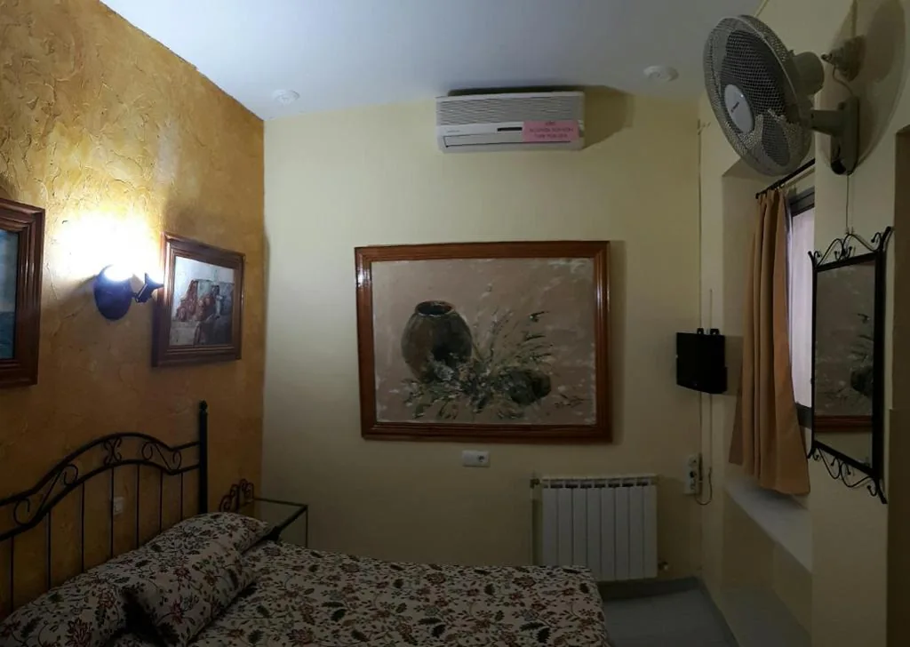 Einzelzimmer mit Blick auf den Innenhof — Hostal Manolo