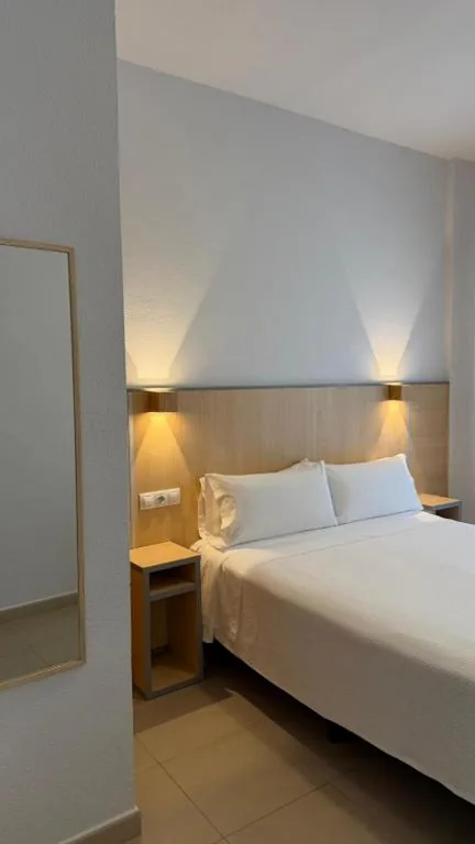 Zimmer mit großem Bett — Hostal Manuela