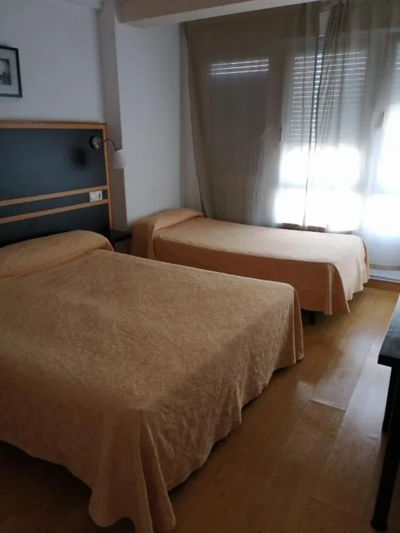 Budget Triple Room — Hostal Mara