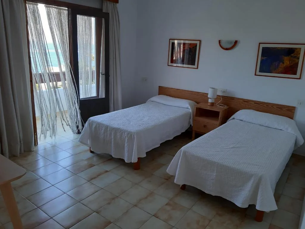 Habitación Doble - 2 camas — Hostal Marblau Ibiza