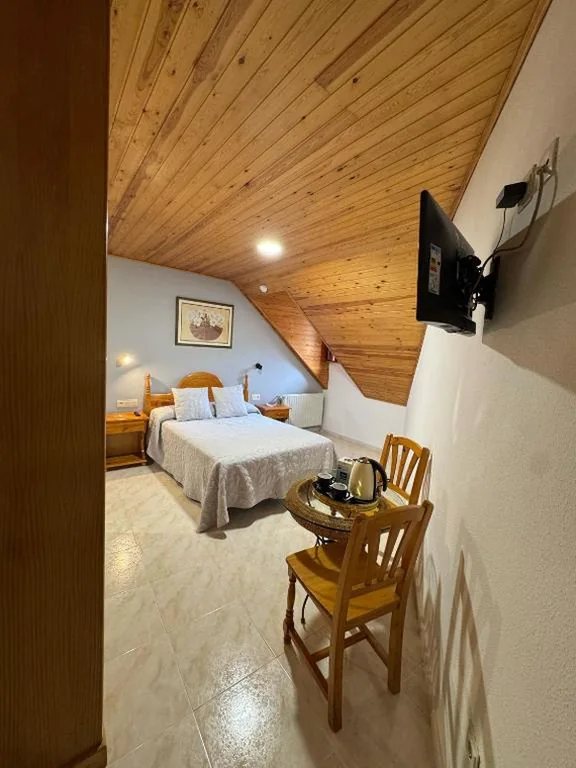 Camera doppia mansardata — Hostal Marboré