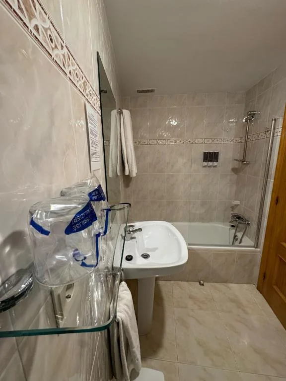 Camera doppia - 1 o 2 letti — Hostal Marboré