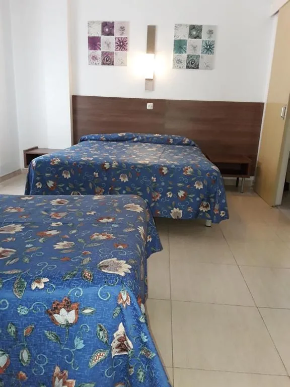 Dreibettzimmer mit eigenem Bad — Hostal Margarita