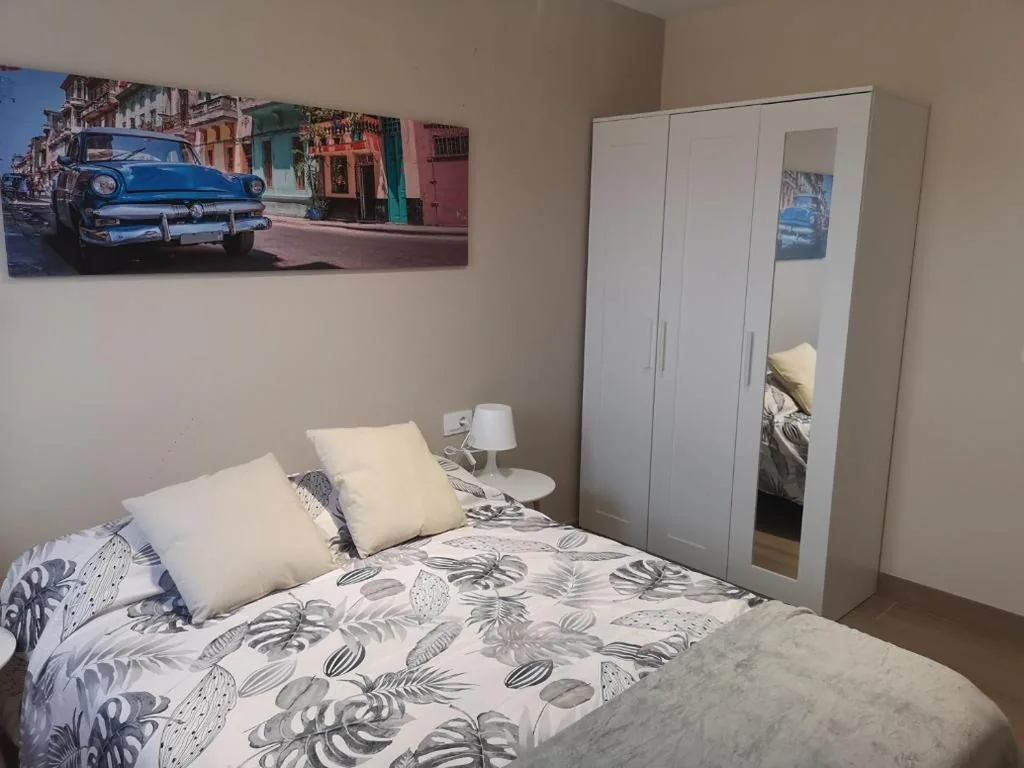 Camera doppia con bagno in comune — Hostal Mari en La Laguna, alquiler habitación privada en hostal, 6 habitaciones cerca de la universidad y aeropuerto Norte, 3 baños compartidos