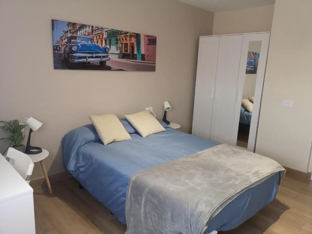 Camera doppia con bagno in comune — Hostal Mari en La Laguna, alquiler habitación privada en hostal, 6 habitaciones cerca de la universidad y aeropuerto Norte, 3 baños compartidos