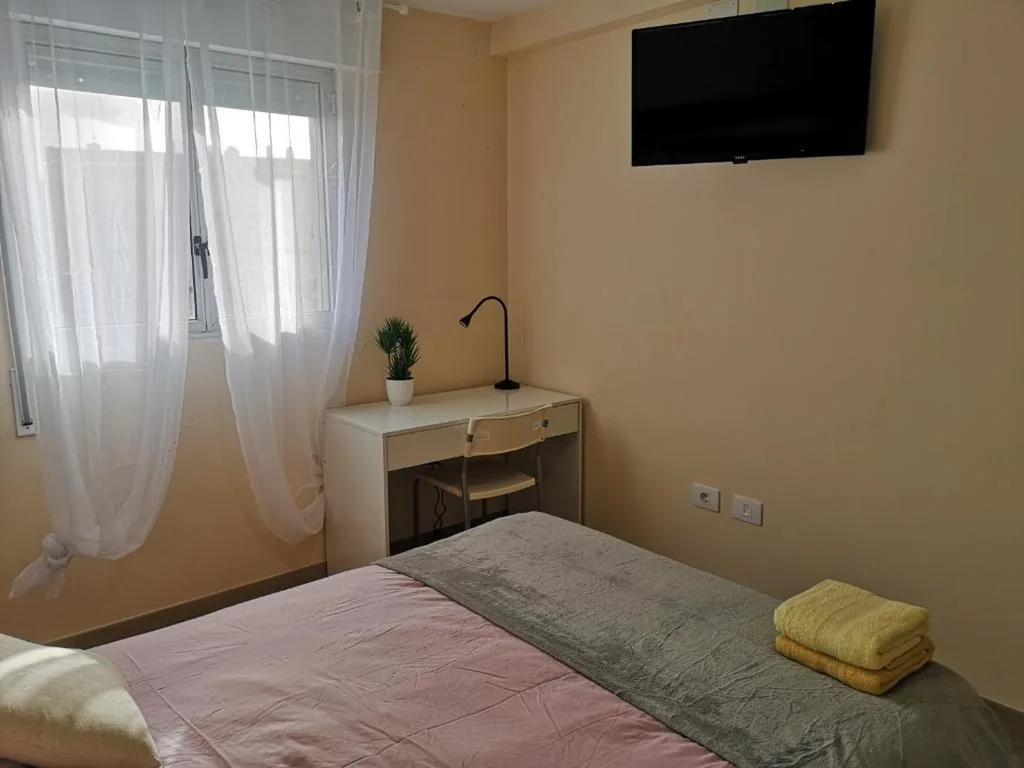 Camera doppia con bagno in comune — Hostal Mari en La Laguna, alquiler habitación privada en hostal, 6 habitaciones cerca de la universidad y aeropuerto Norte, 3 baños compartidos