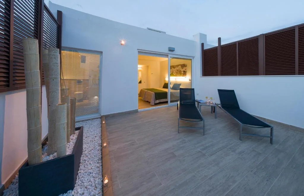 Habitación Doble Premium con terraza - 2 camas — Hostal Marí