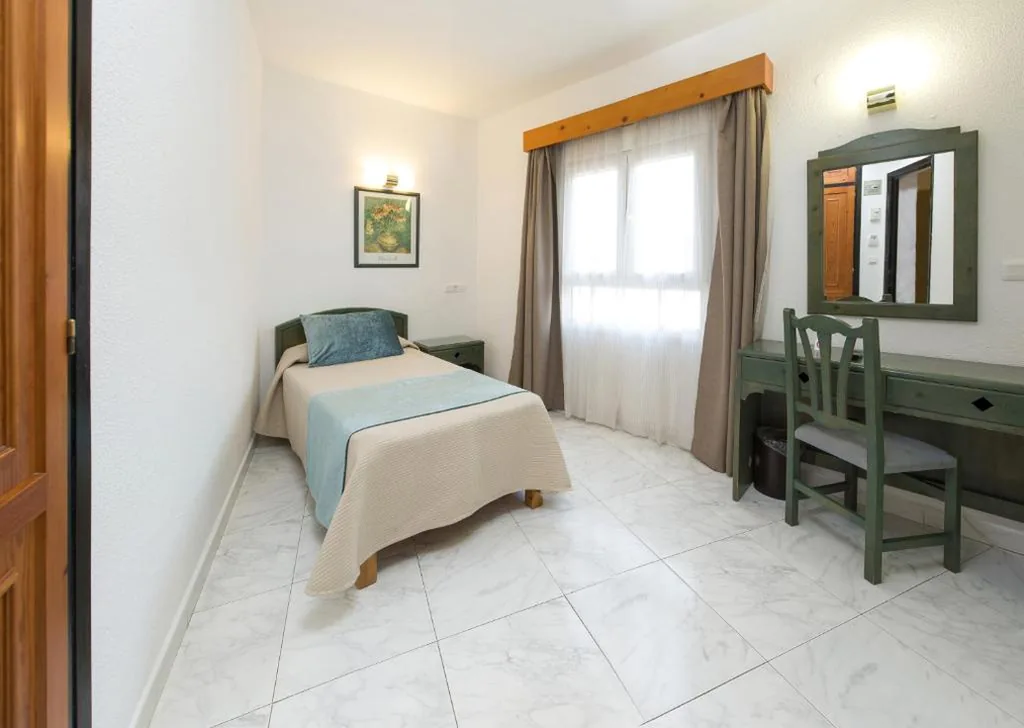 Habitación Individual — Hostal Marí