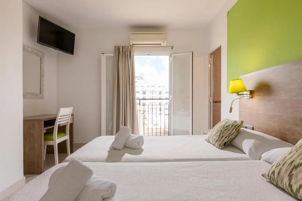 Habitación Triple con balcón — Hostal Marí