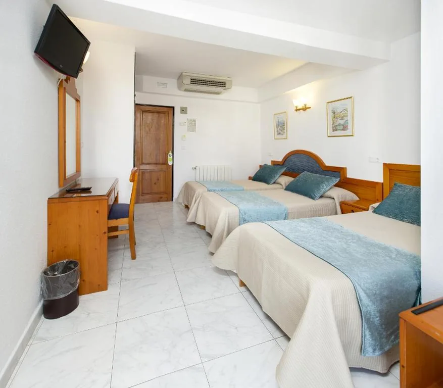 Habitación Triple — Hostal Marí