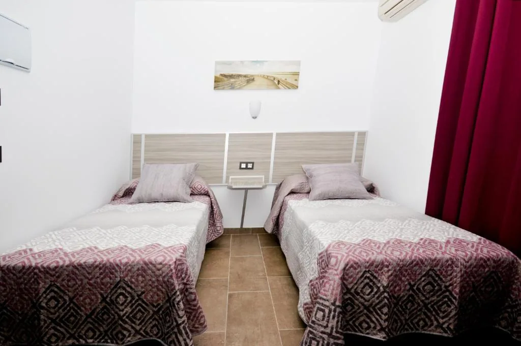 Habitación Doble - 2 camas — Hostal Maria Jose