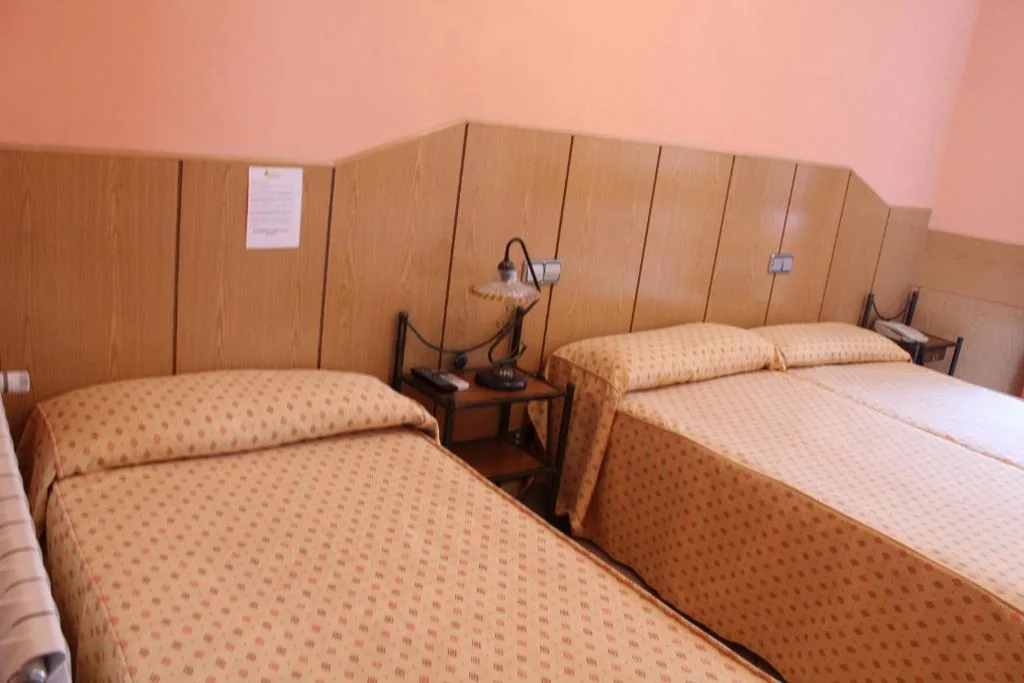 Habitación Doble con cama supletoria - 2 camas — Hostal Maria Ronda